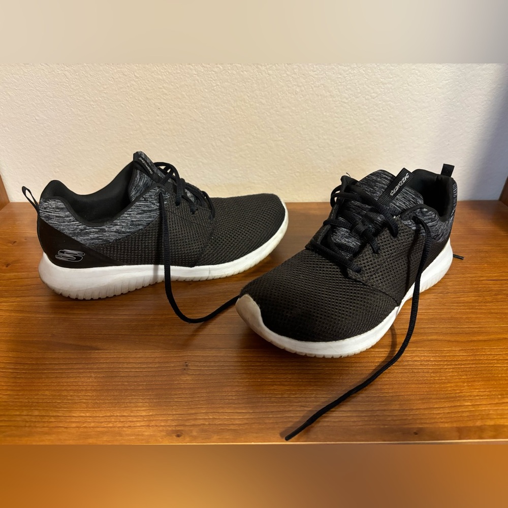 Gently used Black sketchers size 8